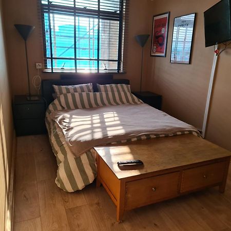 Cheap Kensington Apartment Central Лондон Екстер'єр фото